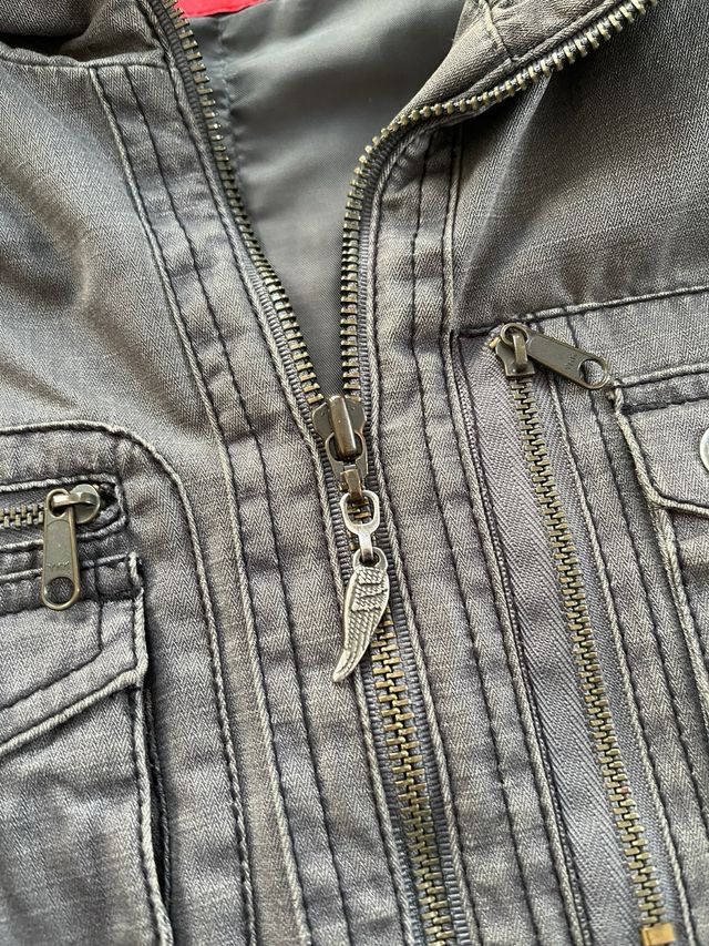 Cazadora gris con capucha rosa