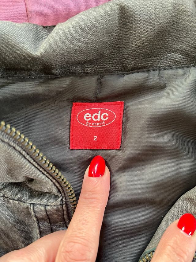 Cazadora gris con capucha rosa