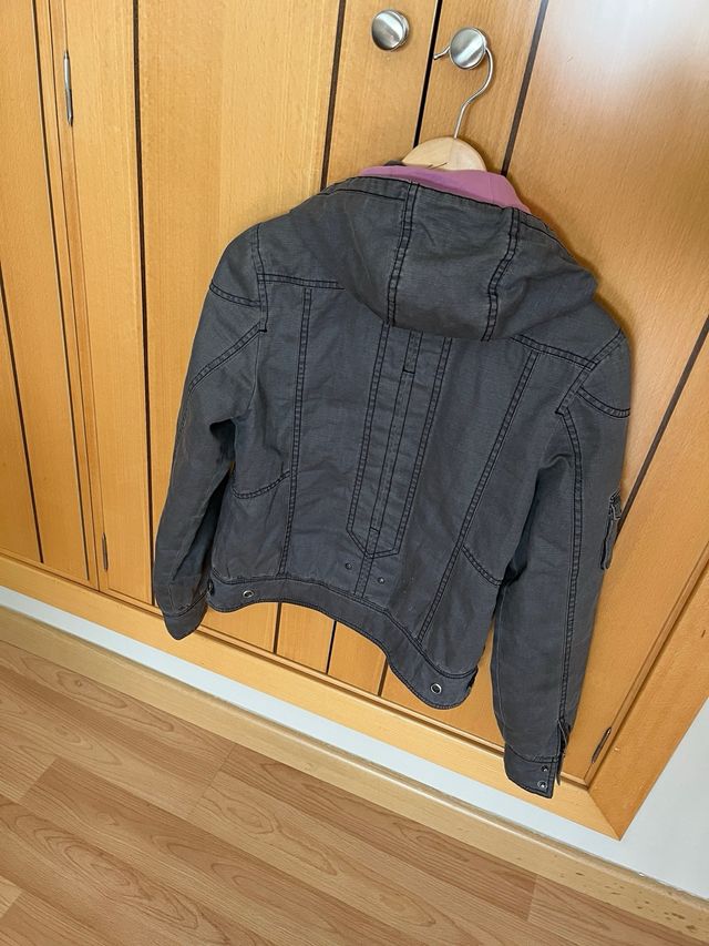 Cazadora gris con capucha rosa