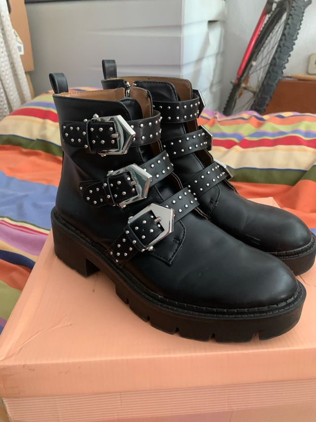 Botines militares negros con hebillas