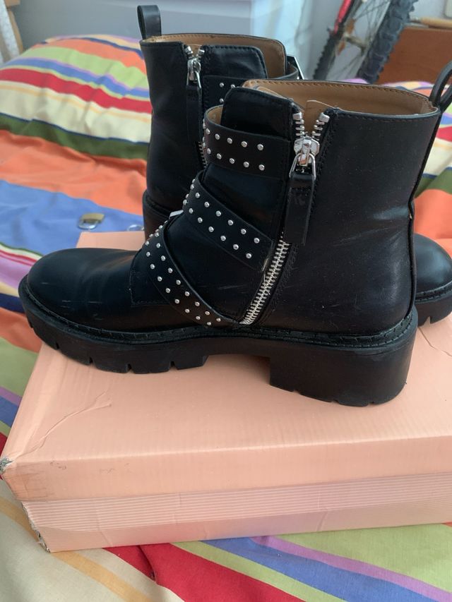 Botines militares negros con hebillas