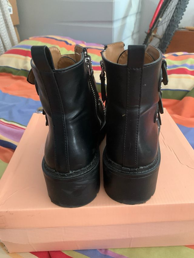 Botines militares negros con hebillas