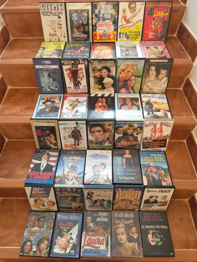 291 DVDs + 7 Videos + aparato DvD/CD marca LG