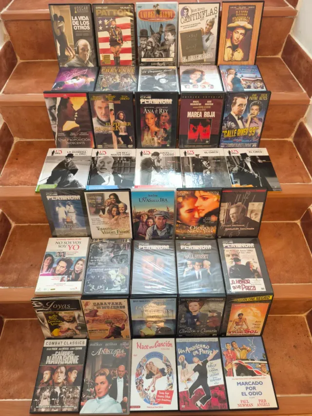 291 DVDs + 7 Videos + aparato DvD/CD marca LG