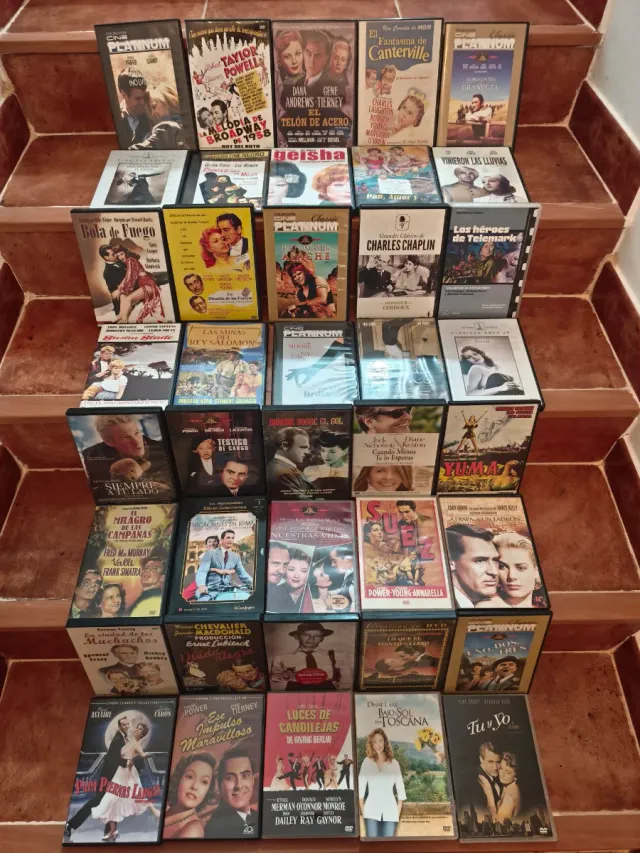 291 DVDs + 7 Videos + aparato DvD/CD marca LG