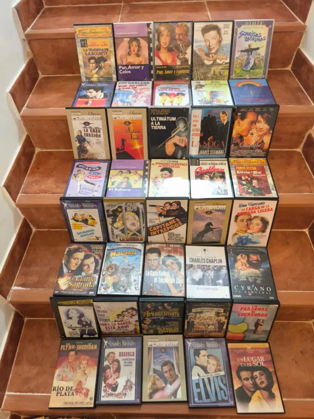 291 DVDs + 7 Videos + aparato DvD/CD marca LG