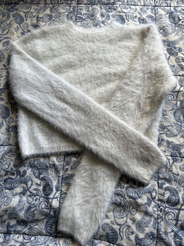 Sudadera peluda gris y blanca