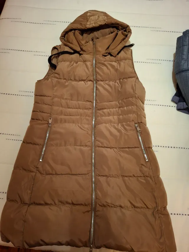 Chaleco largo acolchado con capucha