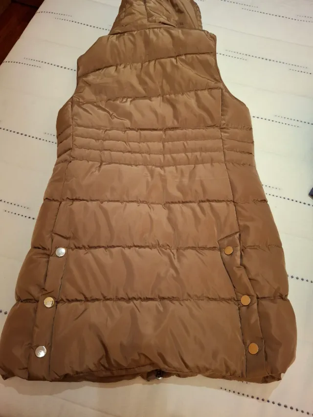 Chaleco largo acolchado con capucha