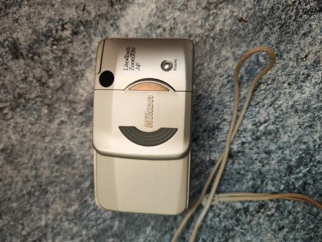 Cámara Nikon Lite-Touch Zoom 70W AF