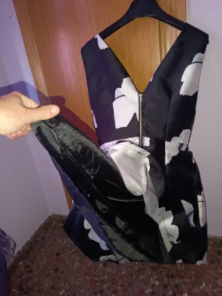 Vestido negro con flores blancas