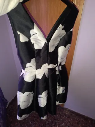 Vestido negro con flores blancas