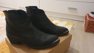 Botines negros con puntera metálica