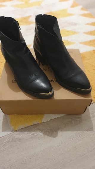 Botines negros con puntera metálica