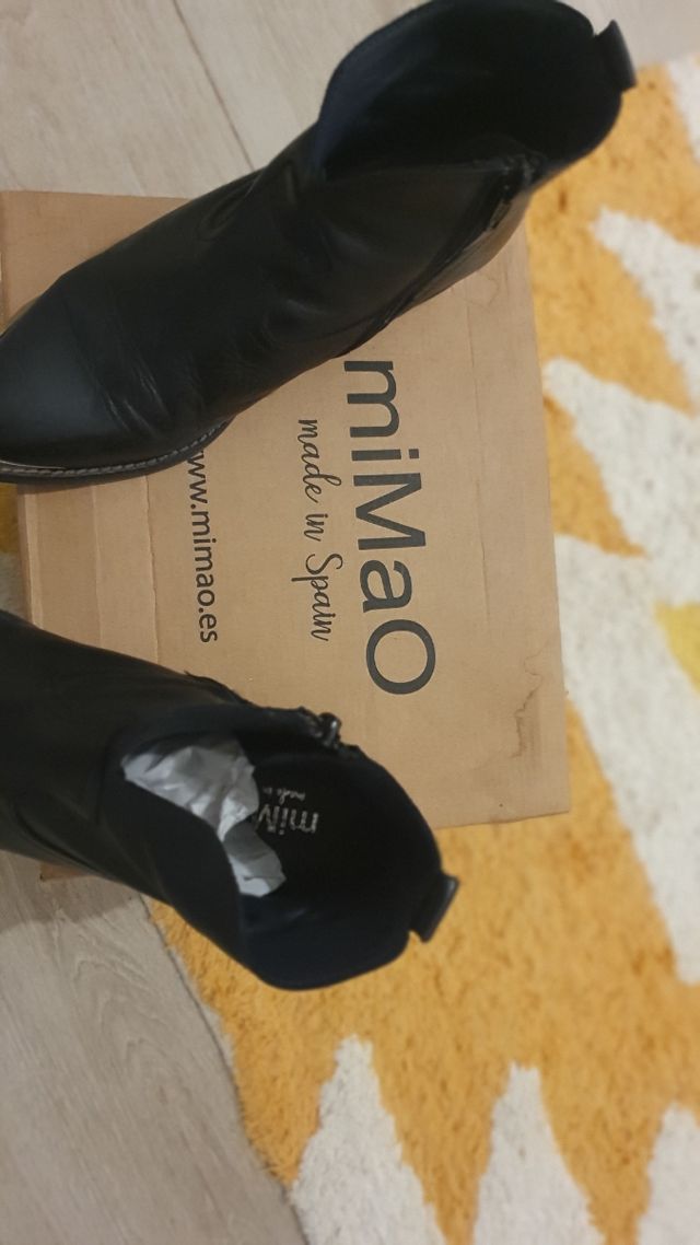 Botines negros con puntera metálica