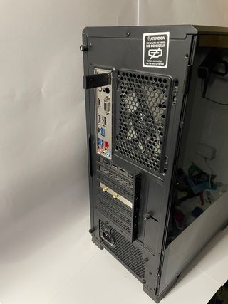 PC Gamer MSI Negro y Rosa