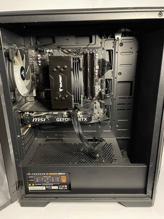 PC Gamer MSI Negro y Rosa