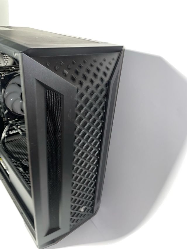 PC Gamer MSI Negro y Rosa