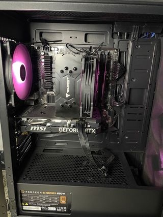 PC Gamer MSI Negro y Rosa