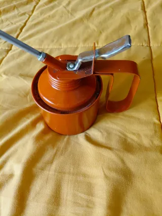 Aceitera Antigua Roja