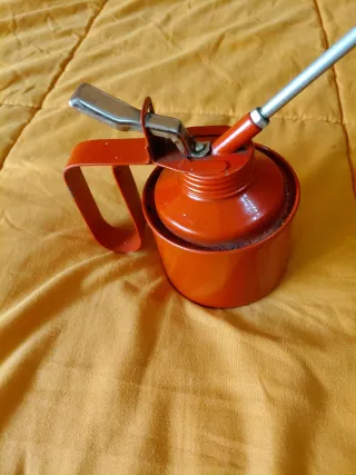 Aceitera Antigua Roja