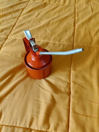 Aceitera Antigua Roja