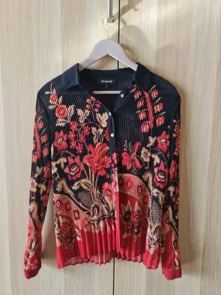 Blusa Desigual floral negra y roja Talla S