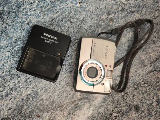 Cargador Pentax D-BC2 y Cámara Optio 330