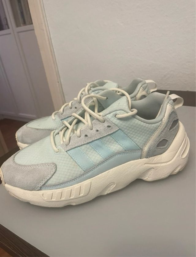 Zapatillas Adidas Azules y Grises. Poco uso.