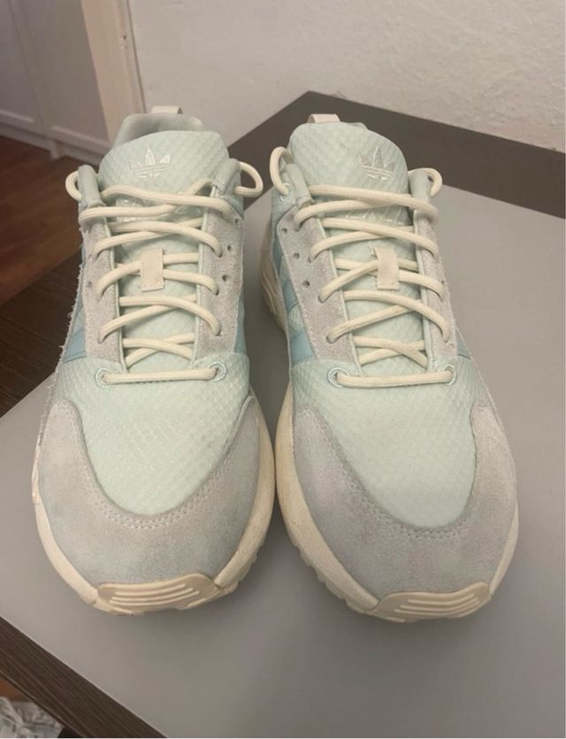 Zapatillas Adidas Azules y Grises. Poco uso.