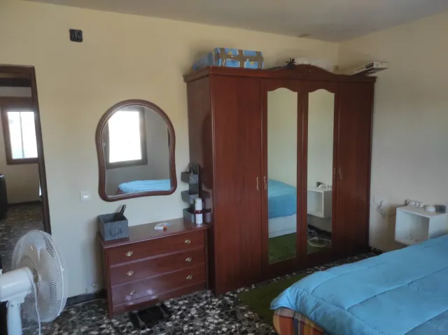 Armario y Cómoda de madera con espejo