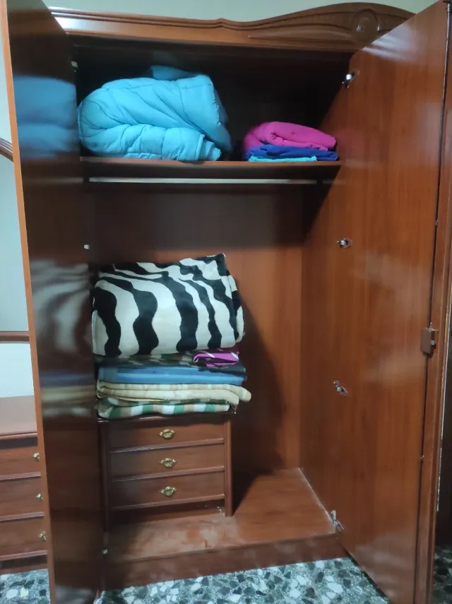 Armario y Cómoda de madera con espejo