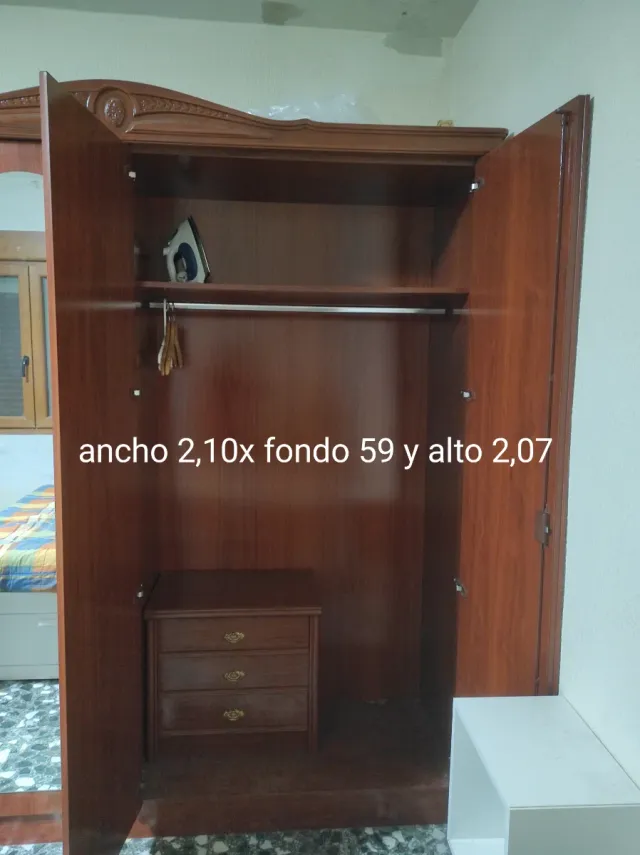 Armario y Cómoda de madera con espejo