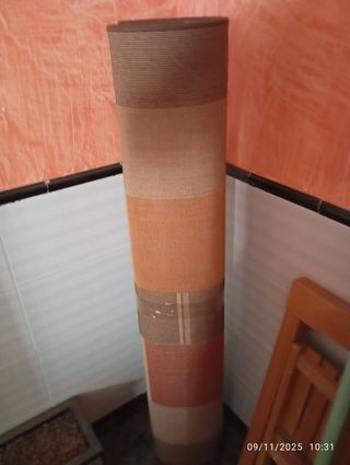 Alfombra de tela con rayas marrones y naranjas