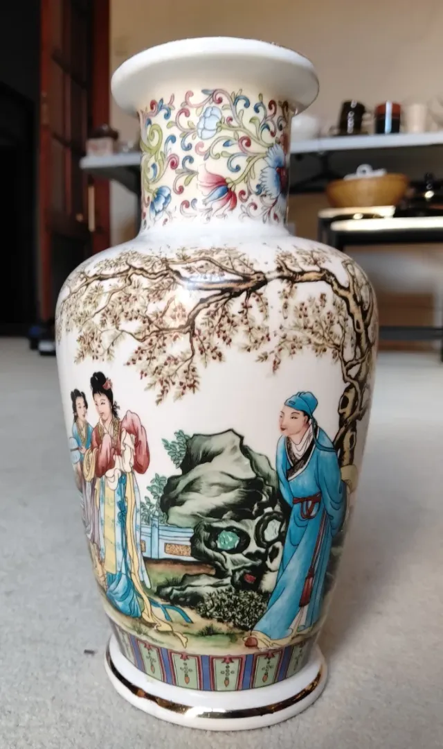 Jarrón de porcelana japonés con figuras