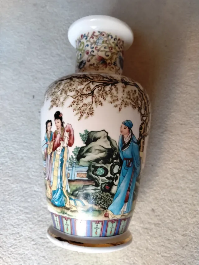 Jarrón de porcelana japonés con figuras