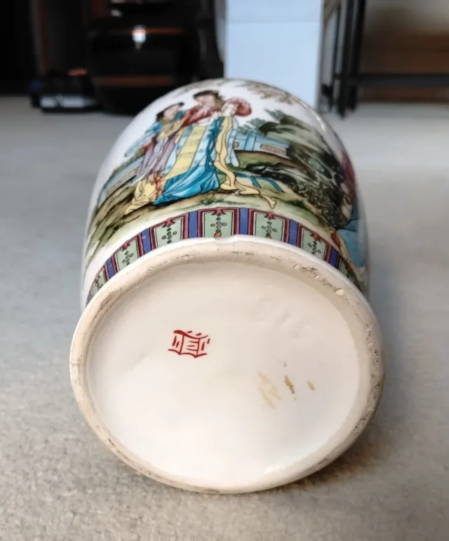 Jarrón de porcelana japonés con figuras