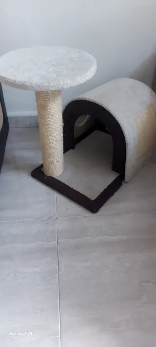 Casetta per gatti con tiragraffi