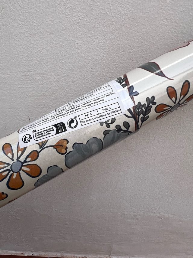 Rollo papel pintado floral beige y azul y rosa