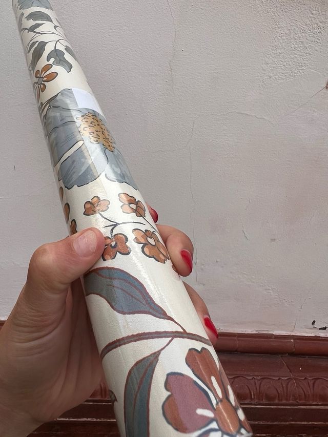 Rollo papel pintado floral beige y azul y rosa