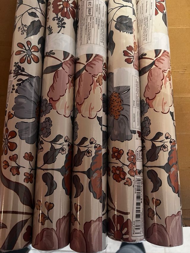 Rollo papel pintado floral beige y azul y rosa