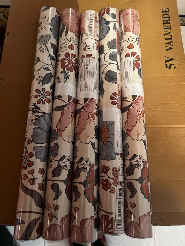 Rollo papel pintado floral beige y azul y rosa