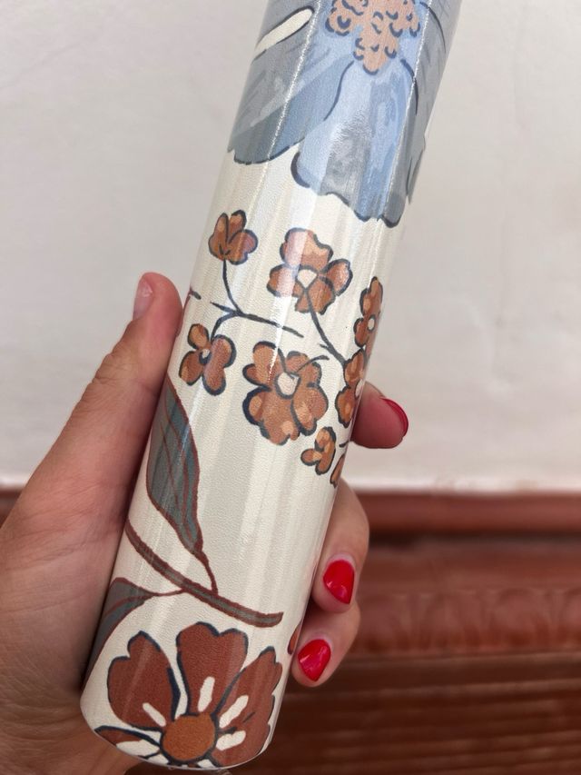 Rollo papel pintado floral beige y azul y rosa