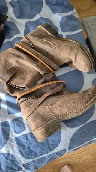 Botines planos ante con cadena