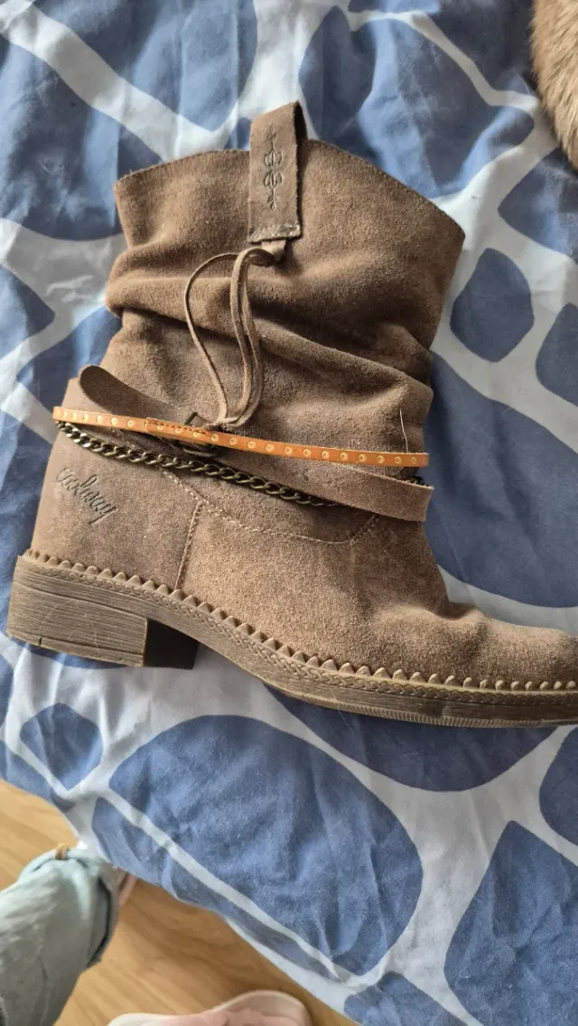 Botines planos ante con cadena