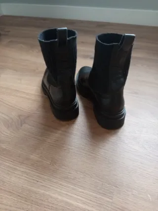 Botas negras chica