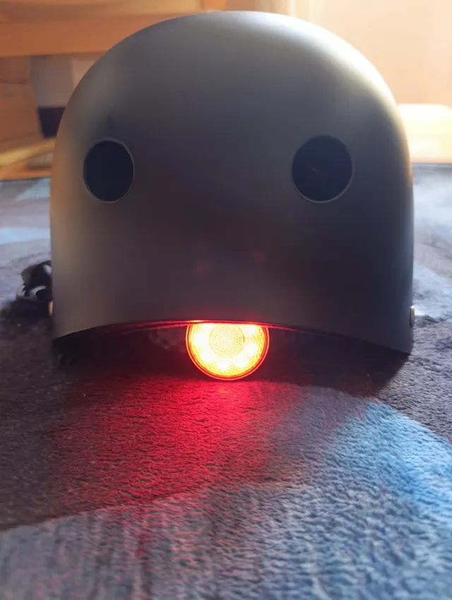 Casco negro con luz trasera