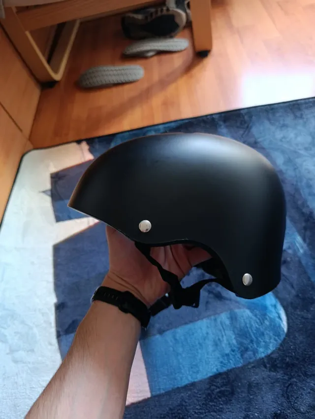 Casco negro con luz trasera