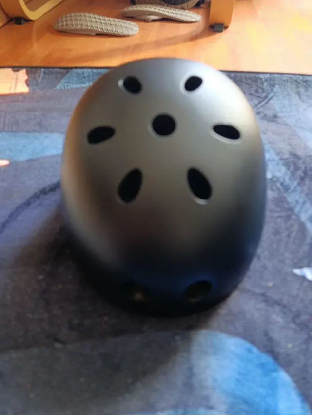 Casco negro con luz trasera