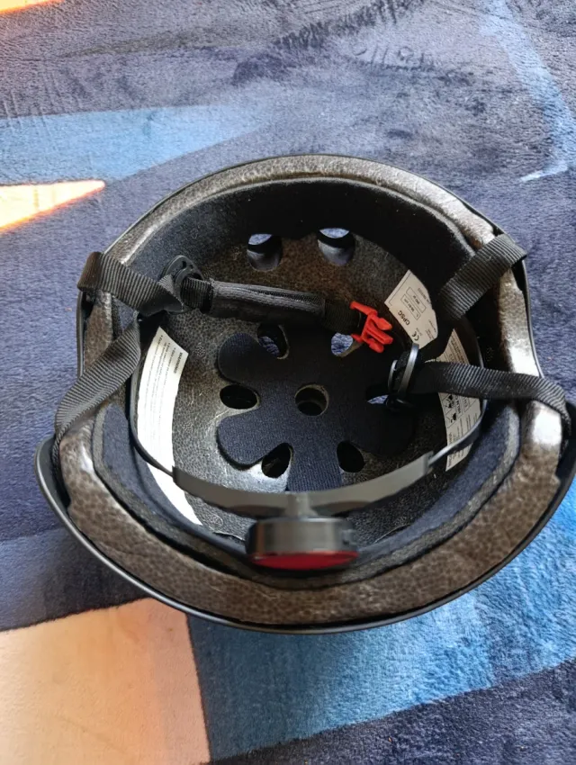 Casco negro con luz trasera